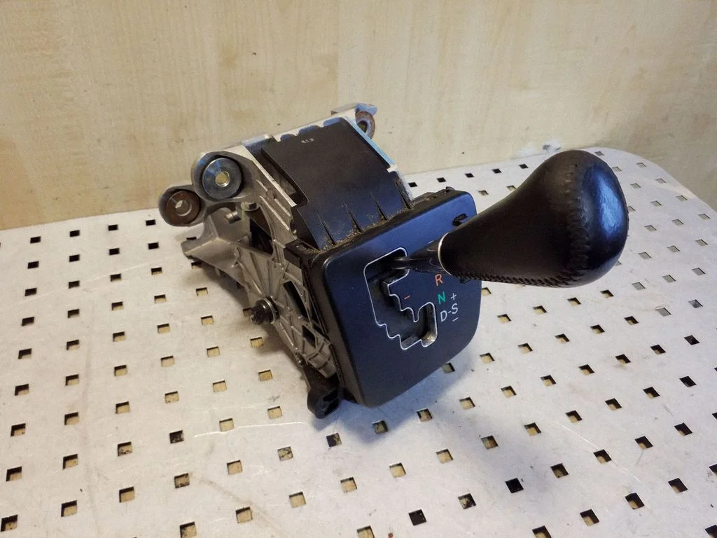 Gear selector mechanism
