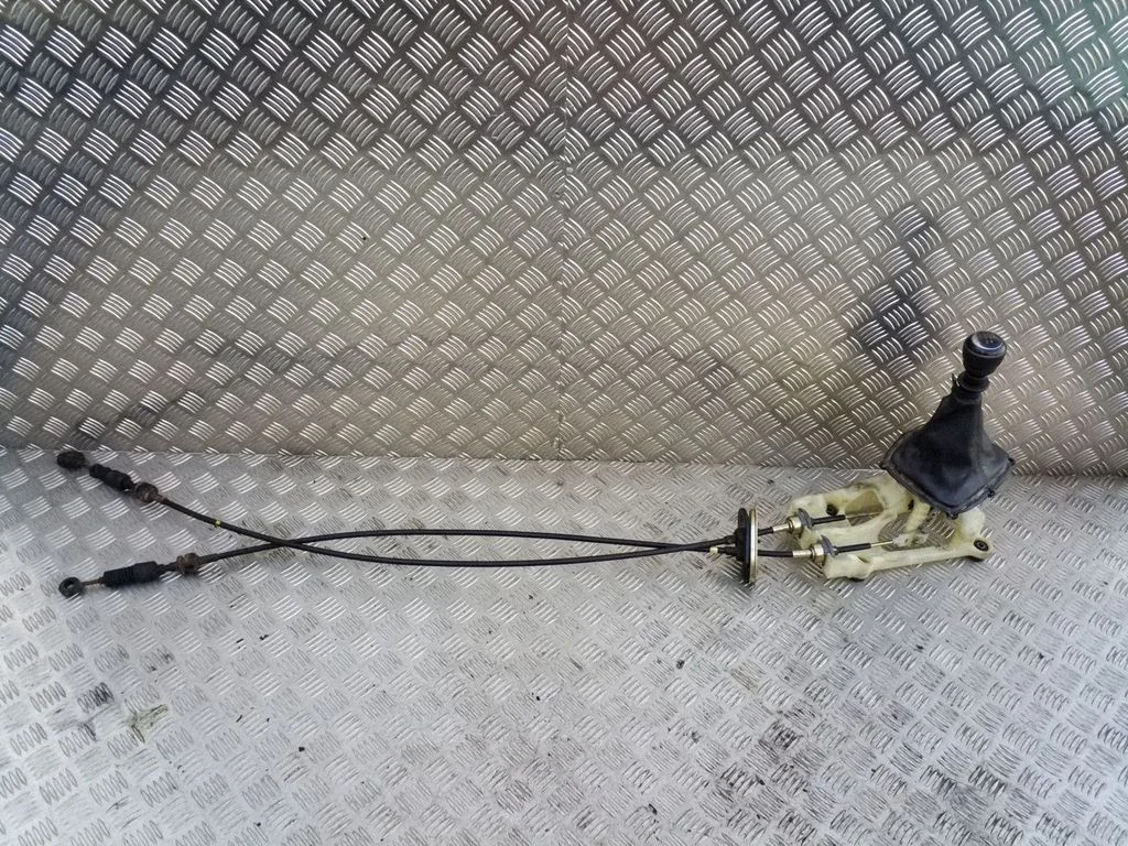 Gear selector mechanism 437002B910