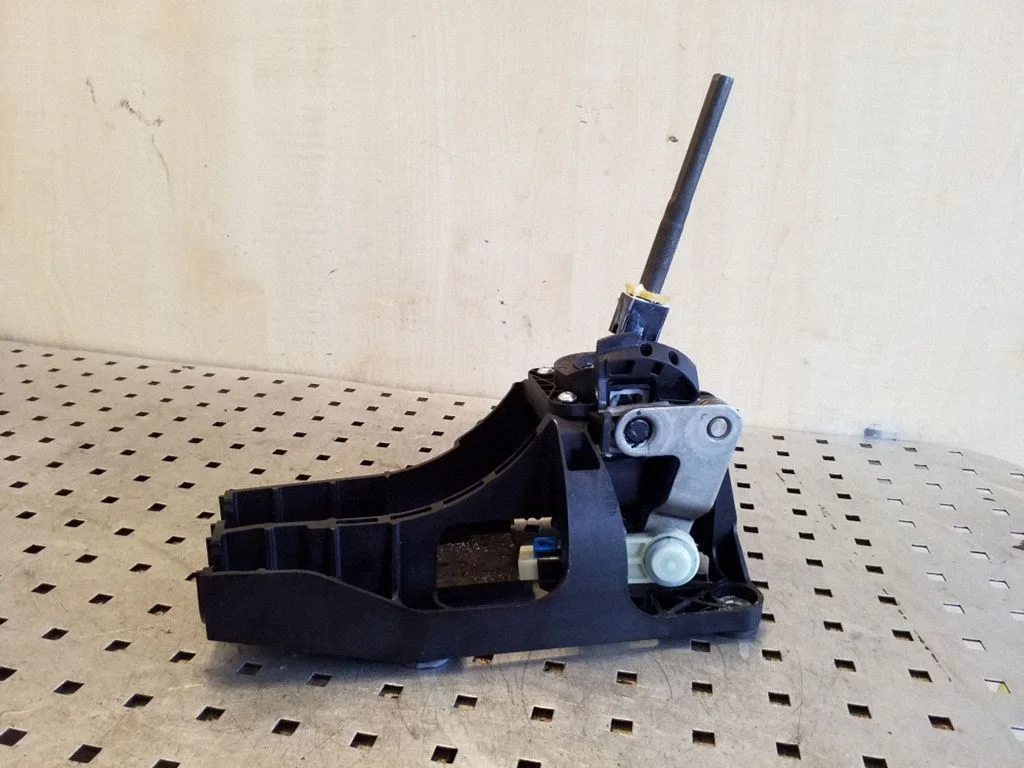 Gear selector mechanism 25874312