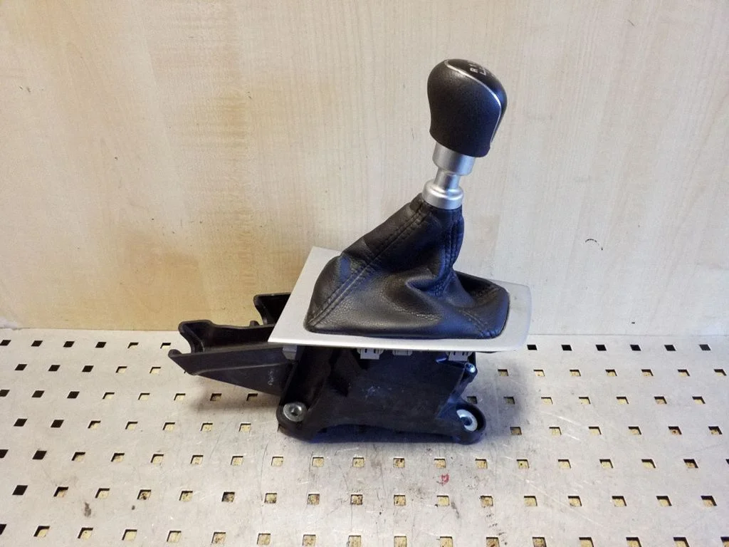Pavarų perjungimo mechanizmas (kulisa)