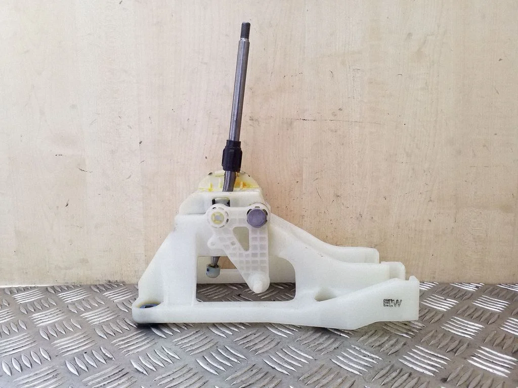 Gear selector mechanism 437002K000