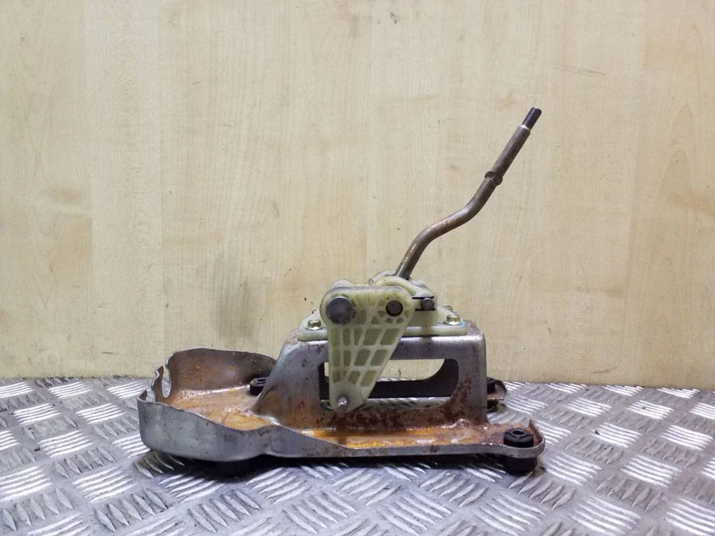 Gear selector mechanism