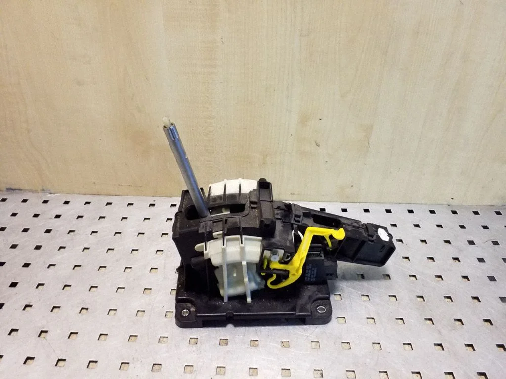 Gear selector mechanism 6443024