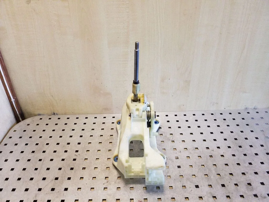 Gear selector mechanism 437003ZXXX