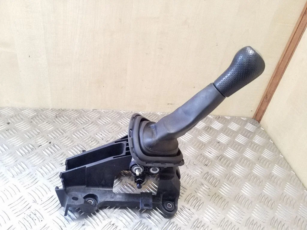 Pavarų perjungimo mechanizmas (kulisa)