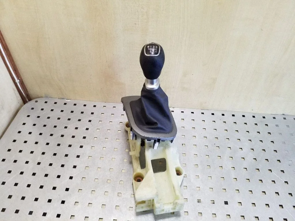 Gear selector mechanism 437000UXXX