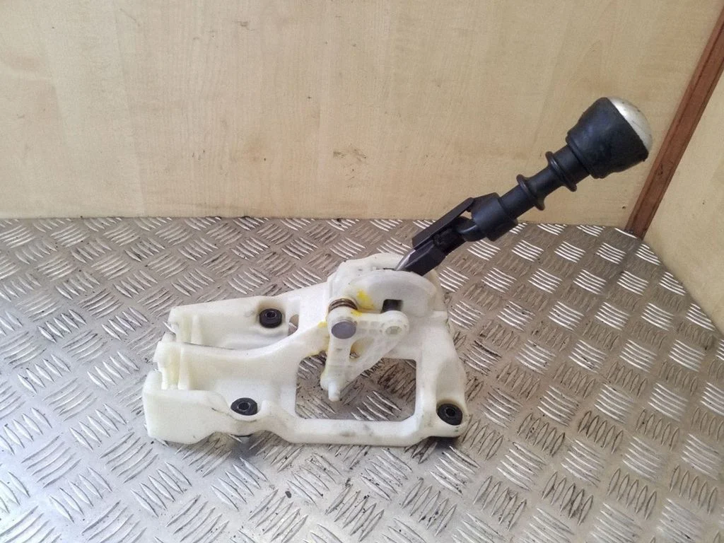 Gear selector mechanism 437001FXXX