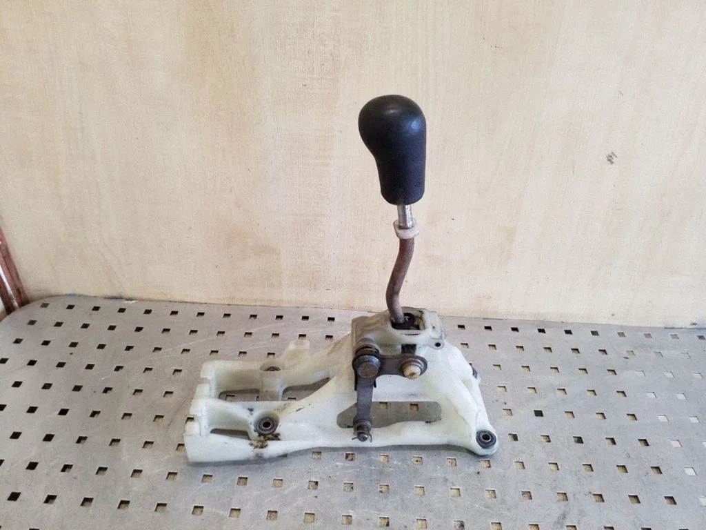 Gear selector mechanism – Toyota Avensis T250 (2003-2006)