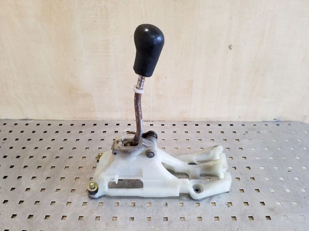 Gear selector mechanism – Toyota Avensis T250 (2003-2006)