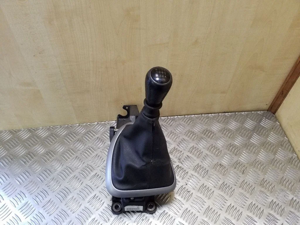 Gear selector mechanism 112102067