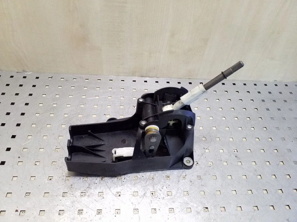 Gear selector mechanism 055351706