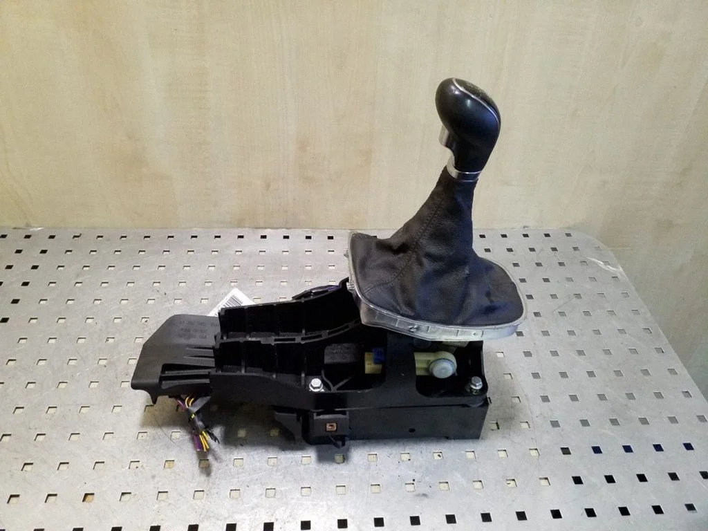 Gear selector mechanism 8126201000