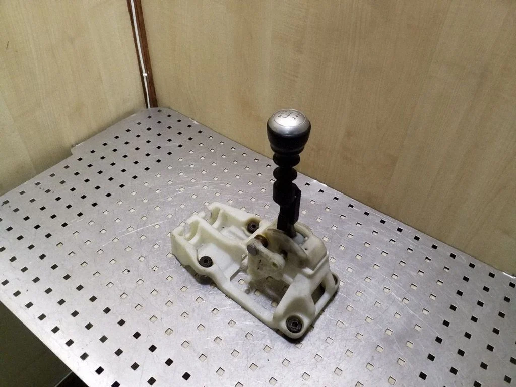 Gear selector mechanism 437001FXXX