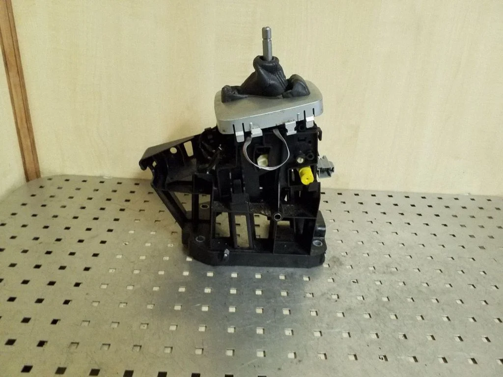 Gear selector mechanism P08699417