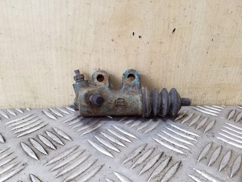 Clutch slave cylinder