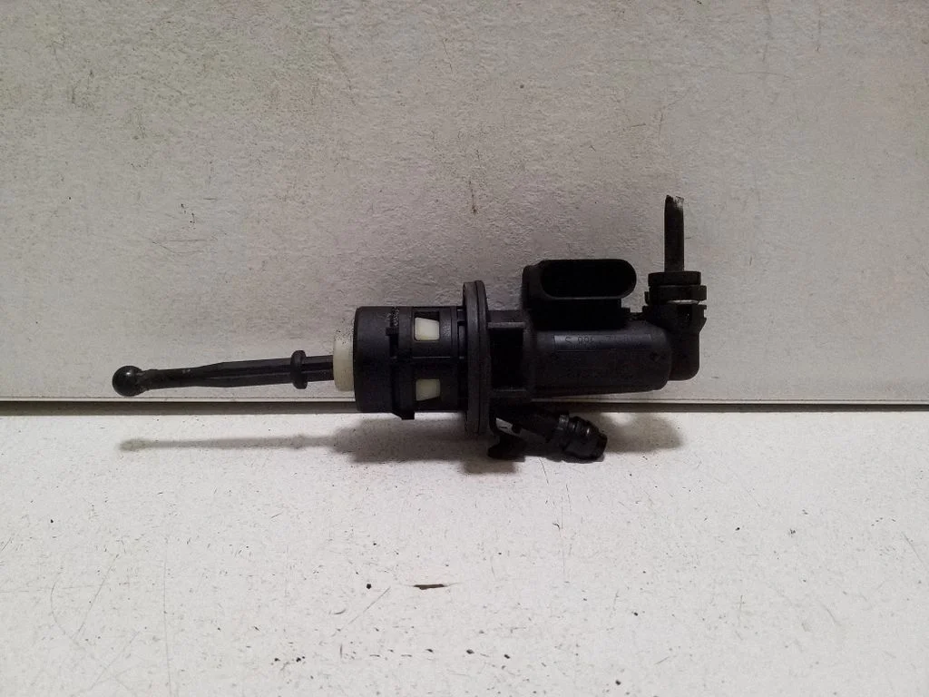 Clutch master cylinder 1K0927810D