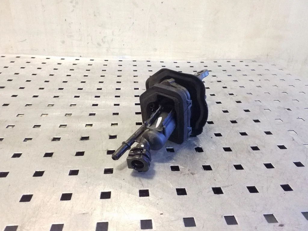 Clutch master cylinder – Land Rover Freelander 2 - LR2 (2007-2016)