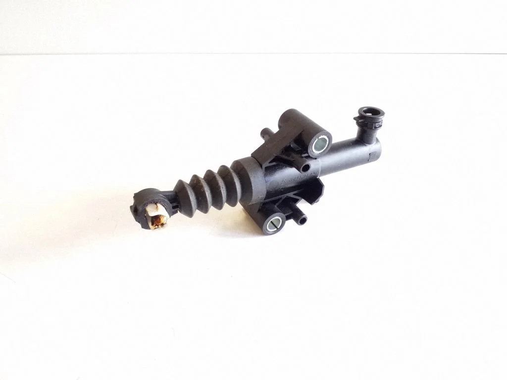 Clutch master cylinder – Renault Trafic III (X82) (2014-)