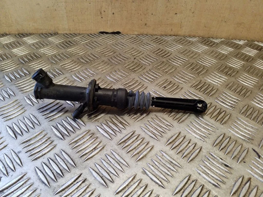 Clutch master cylinder 306104585R