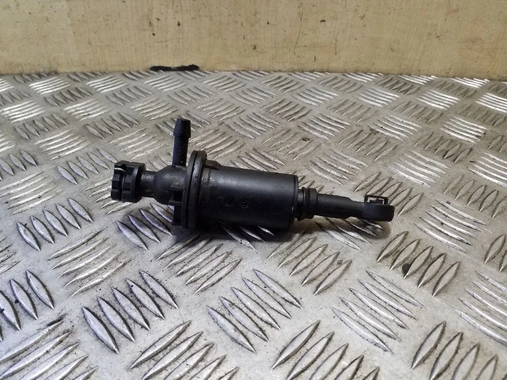Clutch master cylinder 8200506490