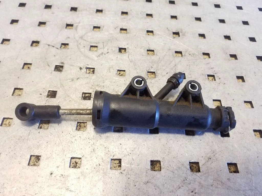 Clutch master cylinder – Volkswagen Crafter (2006-2016)