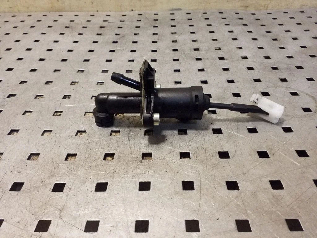 Clutch master cylinder – Volkswagen Polo V 6R (2009-2017)