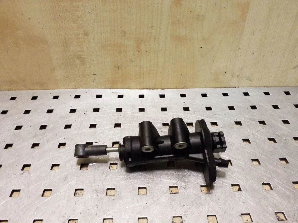 Clutch master cylinder 4F0721401B