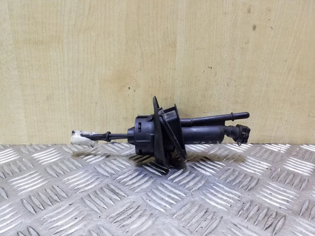 Clutch master cylinder – Mazda 3 I (2003-2006)