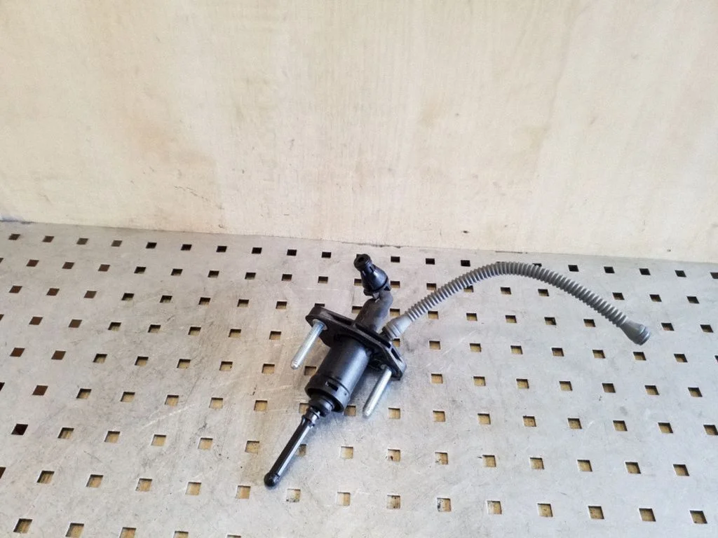 Clutch master cylinder 55579998