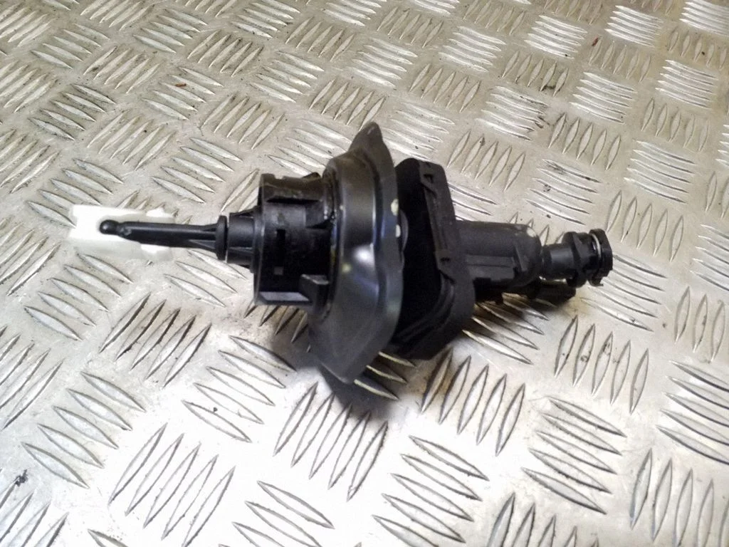Clutch master cylinder – Mazda 3 II (2009-2013)