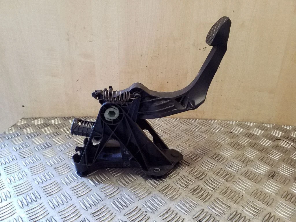 Clutch pedal 5Q2721059FQ
