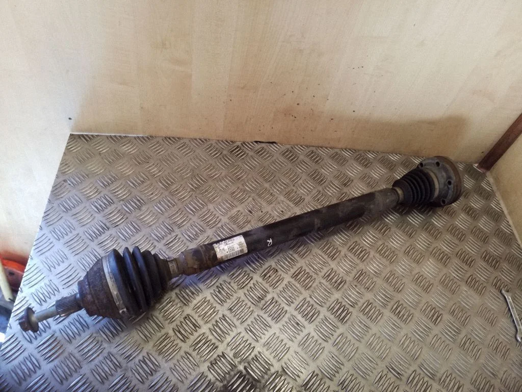 Priekšējā pusass 3Q0407272C