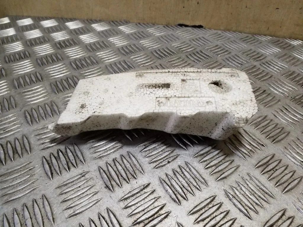 Front bumper foam support bar 31383060