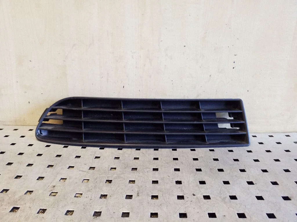 Front bumper lower grill 4A0807345J