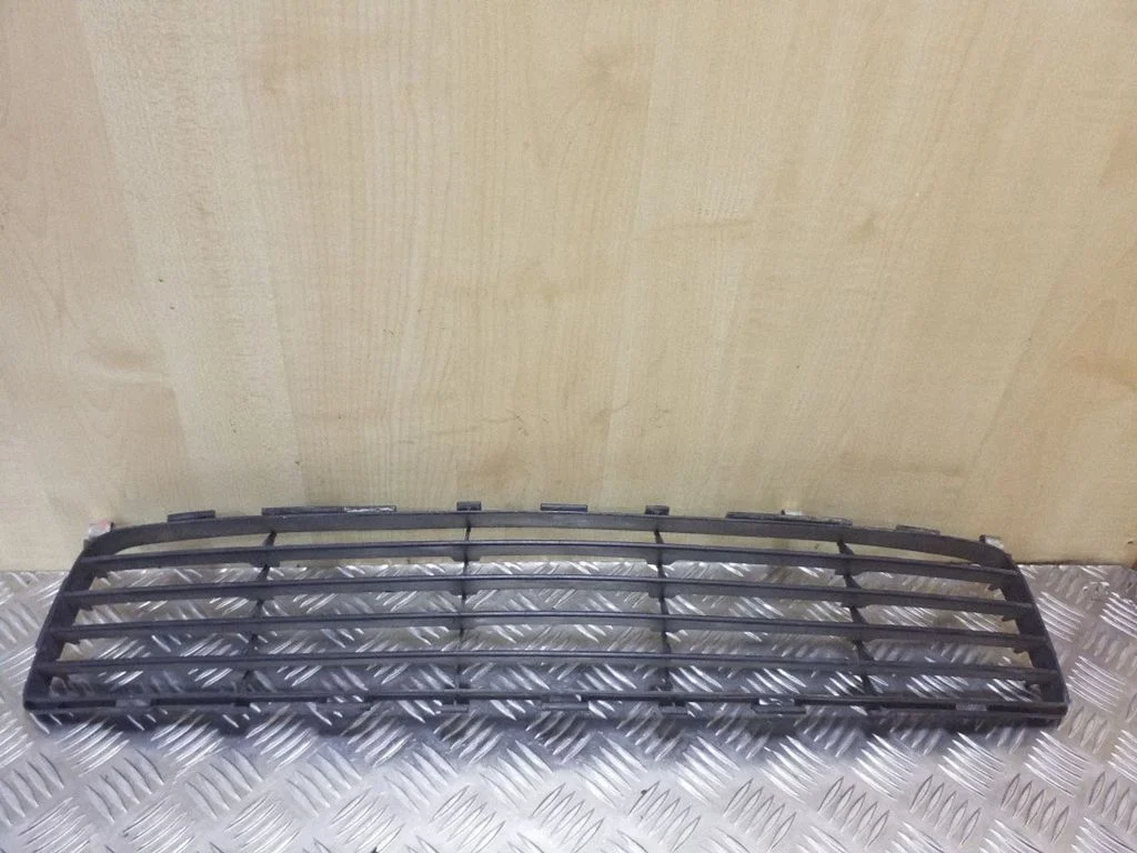 Front bumper lower grill – Toyota Auris 150 (2006-2012)