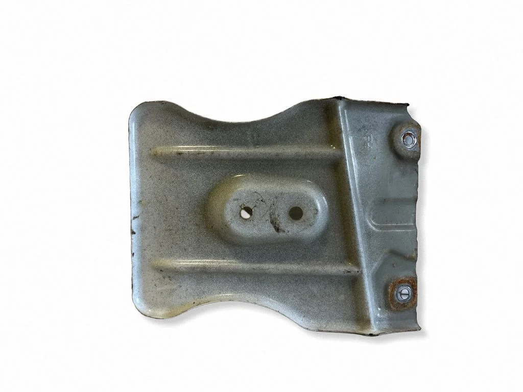 Front bumper mounting bracket – right