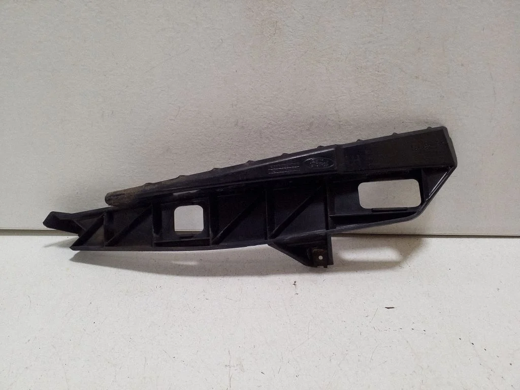 Front bumper mounting bracket EM2B17E857A