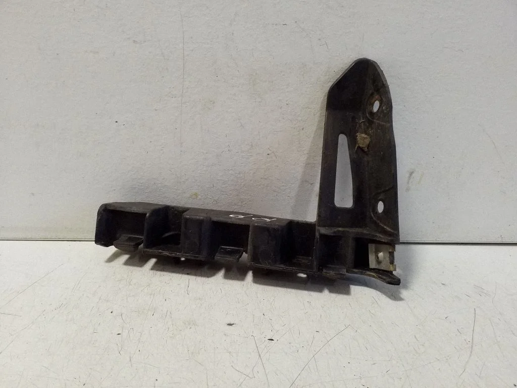 Front bumper mounting bracket 8J0807184B