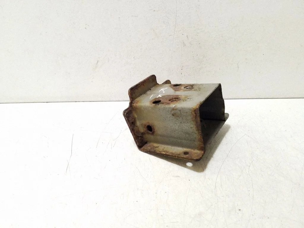 Front bumper mounting bracket 622108H700