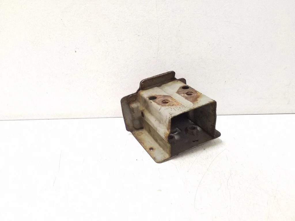 Front bumper mounting bracket 622118H700