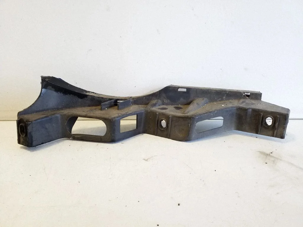 Front bumper mounting bracket 3C0807889