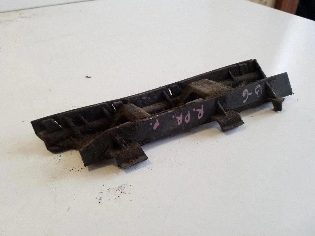 Front bumper mounting bracket 3C0807483