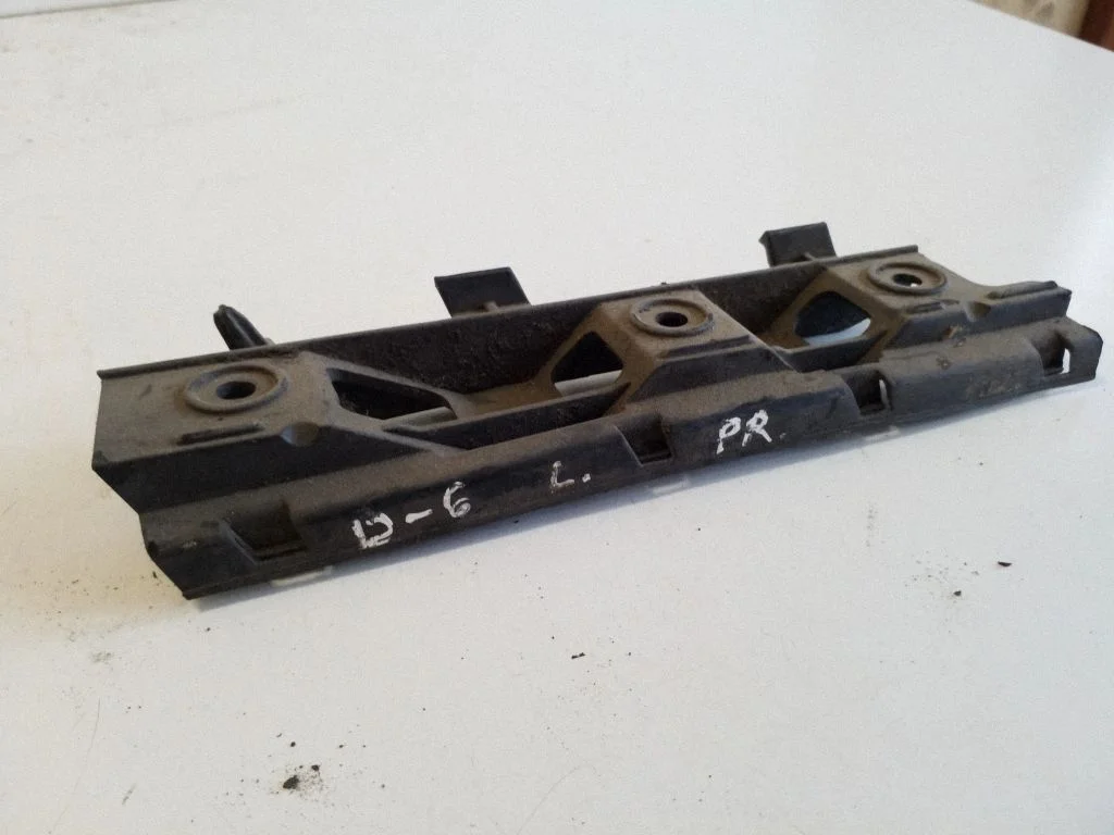 Front bumper mounting bracket 3C0807483