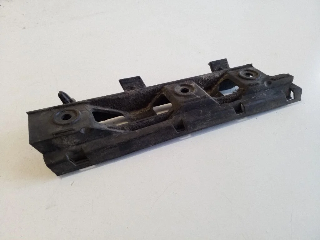 Front bumper mounting bracket 3C0807483