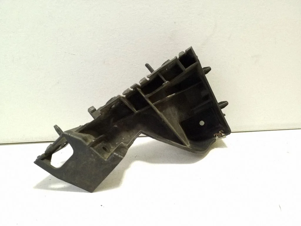 Front bumper mounting bracket 8R0807284C