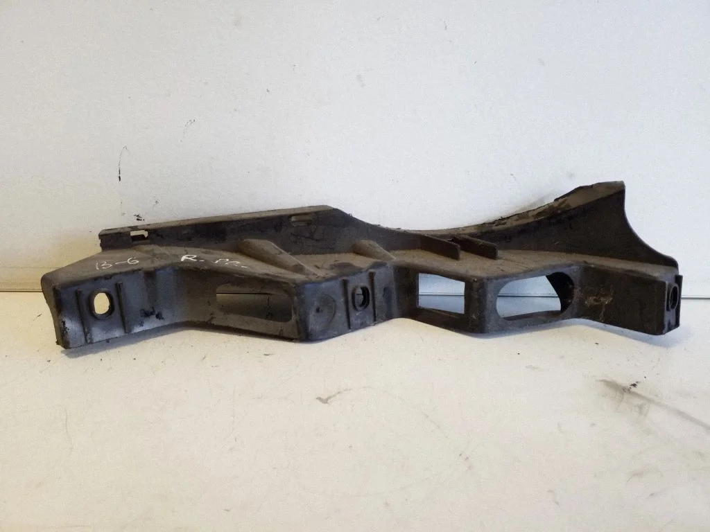 Front bumper mounting bracket 3C0807890