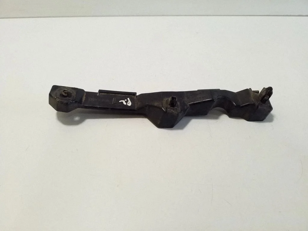 Priekšējā bampera turētājs 5214648010