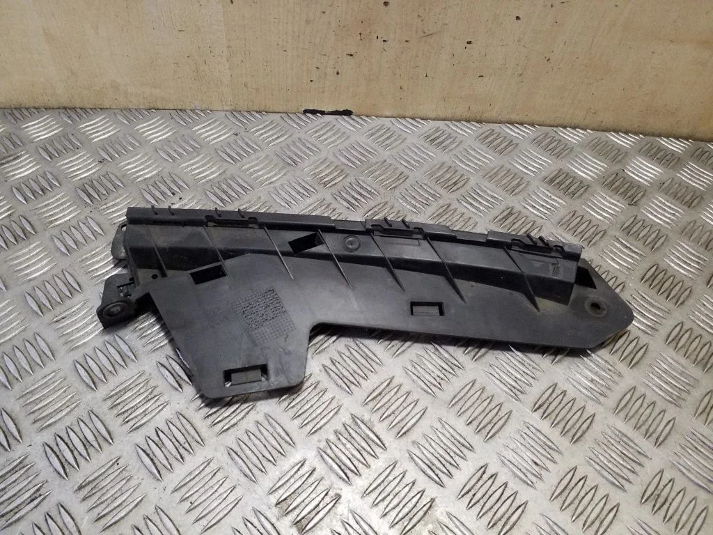 Front bumper mounting bracket 30796388