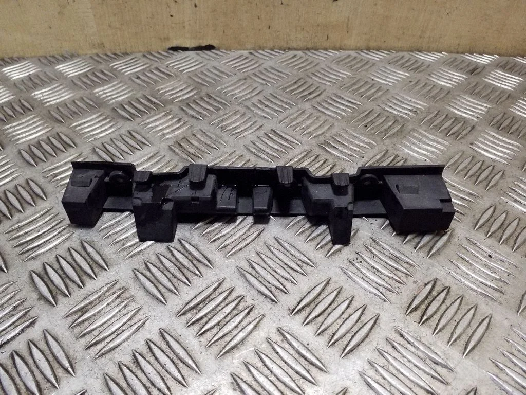 Front bumper mounting bracket – right