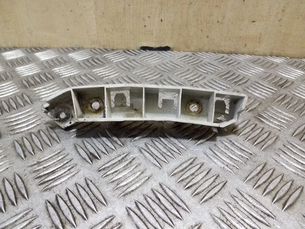 Esistange kinnitusklamber BM5117D958A – Ford Focus (2010-2017)